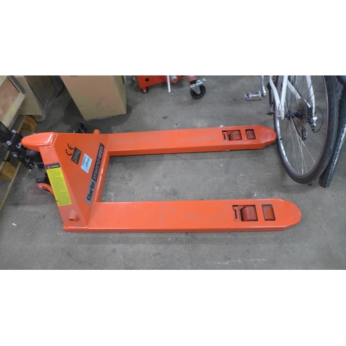 5113 - A sample Clarke Strong-Arm 2500kg lifting capacity hand pallet truck  *This lot is subject to VAT