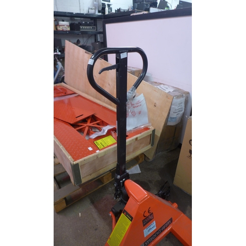 5113 - A sample Clarke Strong-Arm 2500kg lifting capacity hand pallet truck  *This lot is subject to VAT