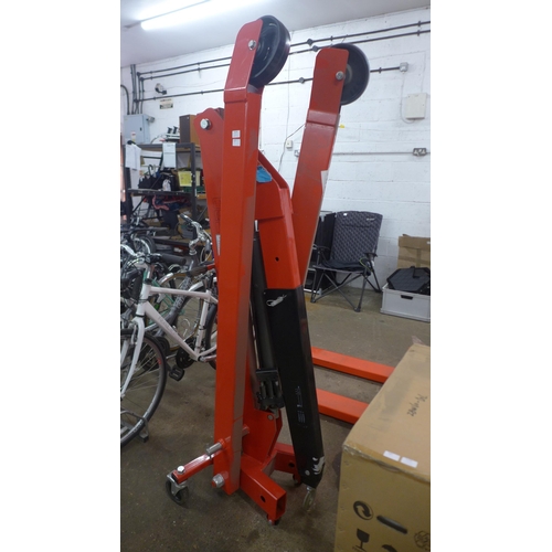 5124 - A sample Clarke Strong-Arm 2000kg capacity shop crane  *This lot is subject to VAT