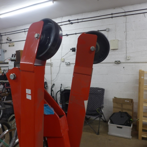 5124 - A sample Clarke Strong-Arm 2000kg capacity shop crane  *This lot is subject to VAT