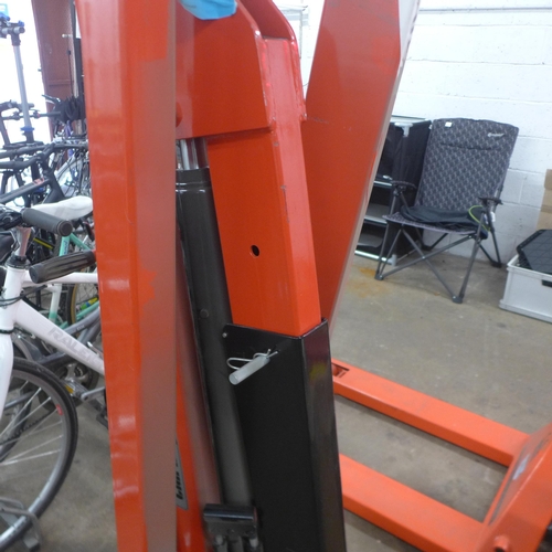 5124 - A sample Clarke Strong-Arm 2000kg capacity shop crane  *This lot is subject to VAT