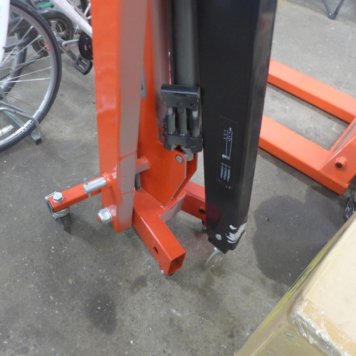 5124 - A sample Clarke Strong-Arm 2000kg capacity shop crane  *This lot is subject to VAT