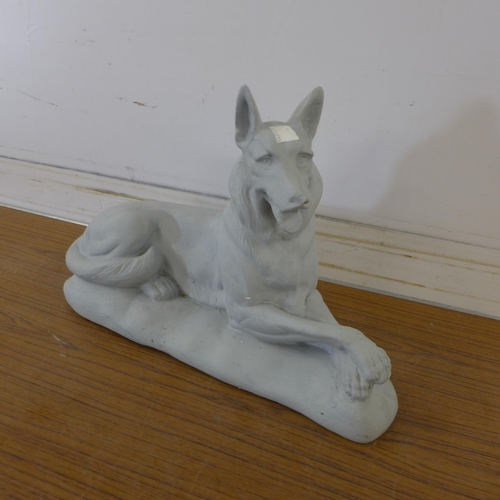 5136 - A concrete dog garden ornament