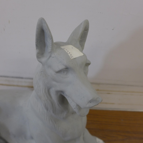 5136 - A concrete dog garden ornament