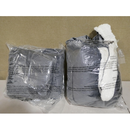 6327 - Two Comfy original wearable blankets (353-696) *This lot is subject to VAT