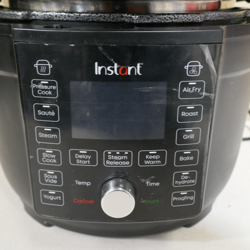 6366 - Instant Pot 5.7L cooker (damaged lid) (353-462) *This lot is subject to VAT