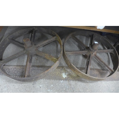 5143A - A quantity of cast iron items including a pair of cartwheels, a two person logging saw and a fire gr... 