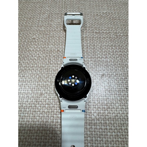 6022 - Samsung Galaxy Watch7 Bluetooth GPS Wi-Fi 40mm smart watch with cream strap, model no: SM-L300, Orig... 