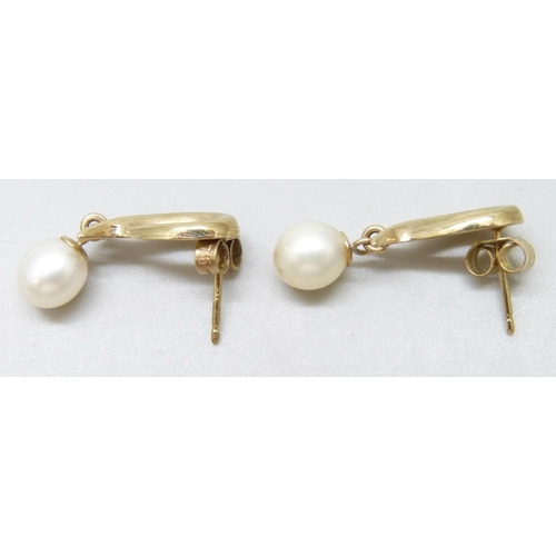 7022 - A pair of 9ct gold and pearl drop earrings, unmatched butterflies, 1.8g, 2cm