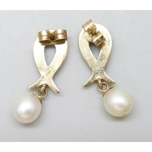 7022 - A pair of 9ct gold and pearl drop earrings, unmatched butterflies, 1.8g, 2cm