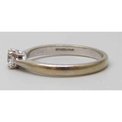 7038 - An 18ct gold diamond solitaire ring, 2.8g, M