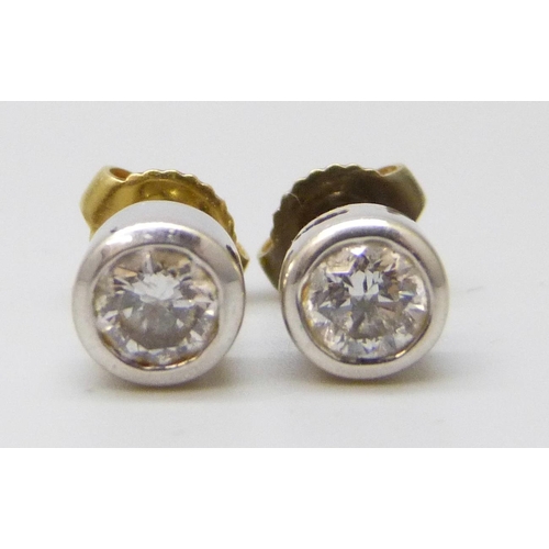 7056 - A pair of 18ct white gold diamond stud earrings, 18ct yellow gold butterflies, 2.8g, 6mm including s... 