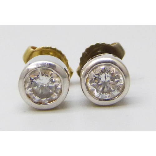 7056 - A pair of 18ct white gold diamond stud earrings, 18ct yellow gold butterflies, 2.8g, 6mm including s... 