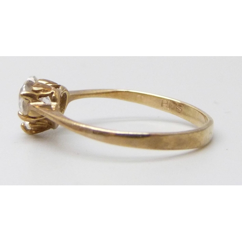 7060 - A 9ct gold ring set with a white heart shaped stone, 1.2g, K