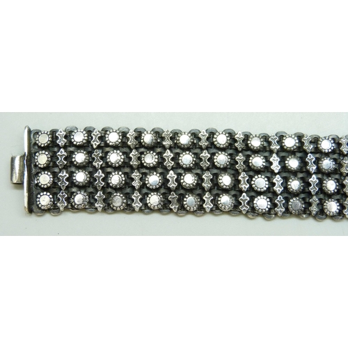 7063 - A heavy mesh style bracelet, stamped 900, 19cm, 83g