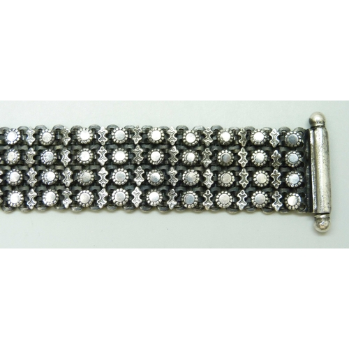 7063 - A heavy mesh style bracelet, stamped 900, 19cm, 83g