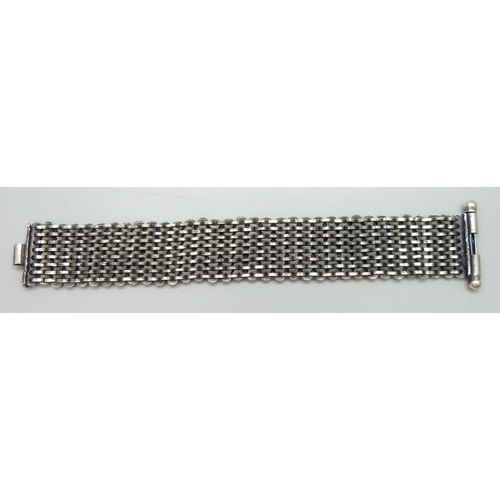 7063 - A heavy mesh style bracelet, stamped 900, 19cm, 83g