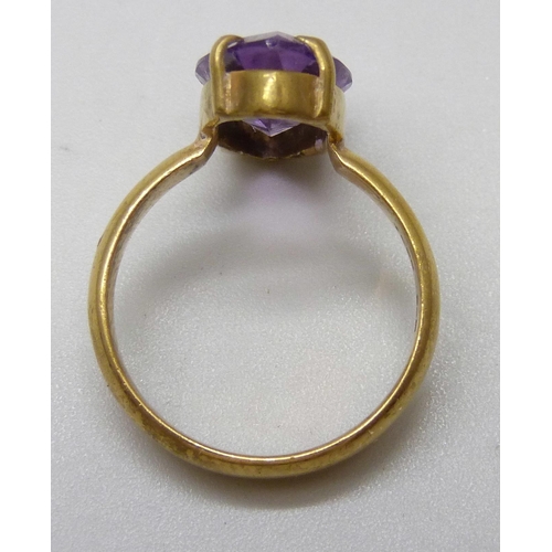 7072 - A TGGC silver gilt amethyst ring, N