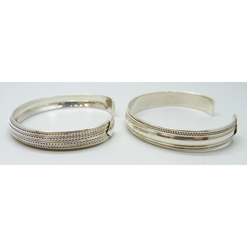 7079 - Two silver torque bangles, 30g