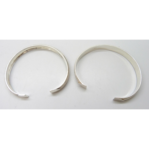 7079 - Two silver torque bangles, 30g