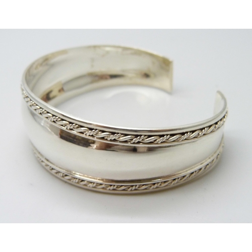 7080 - A silver torque bangle, 20g