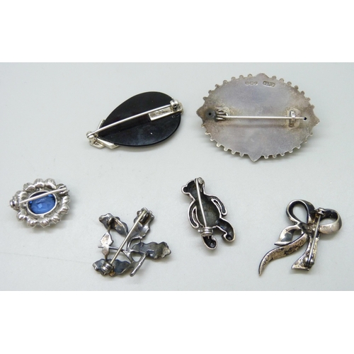 7083 - Five silver brooches including a large hallmarked Victorian example, 4.6cm, together with a white me... 