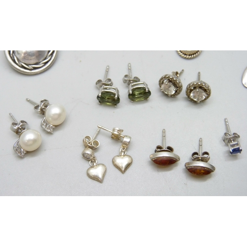 7086 - Ten pairs of white metal and silver earrings, 26g