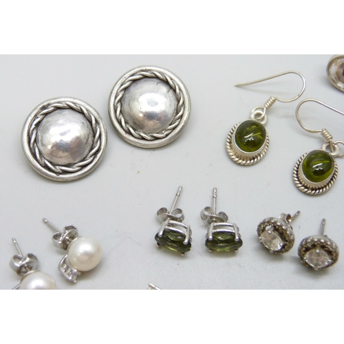 7086 - Ten pairs of white metal and silver earrings, 26g