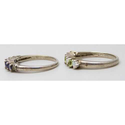 7099 - Two silver rings set with gemstones including an opal and peridot example, both size S