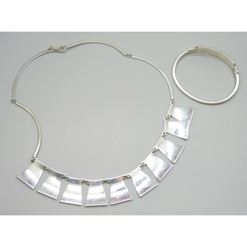 7106 - A Mexican alpaca bangle and necklace set with abalone