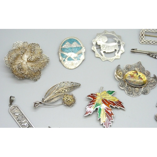 7108 - A collection of silver jewellery including a hallmarked tie clip in the form of a gun, 55g, together... 