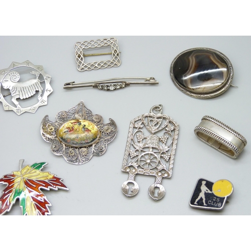 7108 - A collection of silver jewellery including a hallmarked tie clip in the form of a gun, 55g, together... 