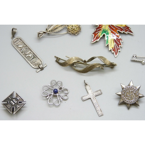 7108 - A collection of silver jewellery including a hallmarked tie clip in the form of a gun, 55g, together... 