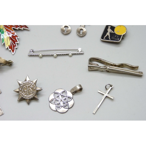 7108 - A collection of silver jewellery including a hallmarked tie clip in the form of a gun, 55g, together... 