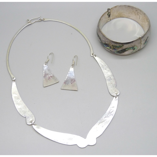 7111 - An alpaca Mexican bangle, earrings and necklace set with abalone