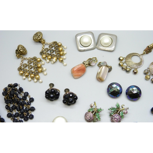 7114 - Twenty two pairs of vintage clip on and screw back earrings