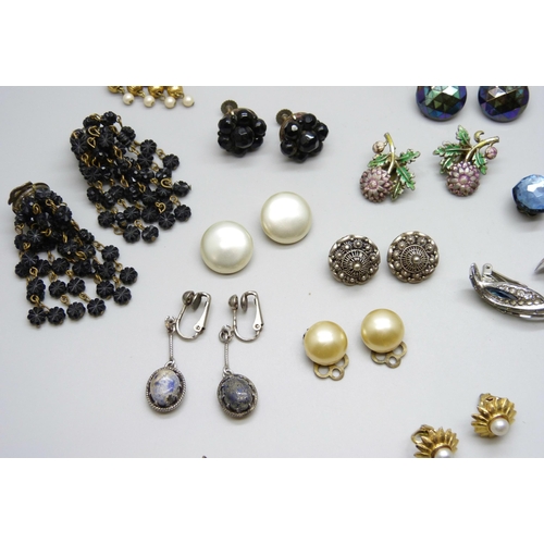 7114 - Twenty two pairs of vintage clip on and screw back earrings