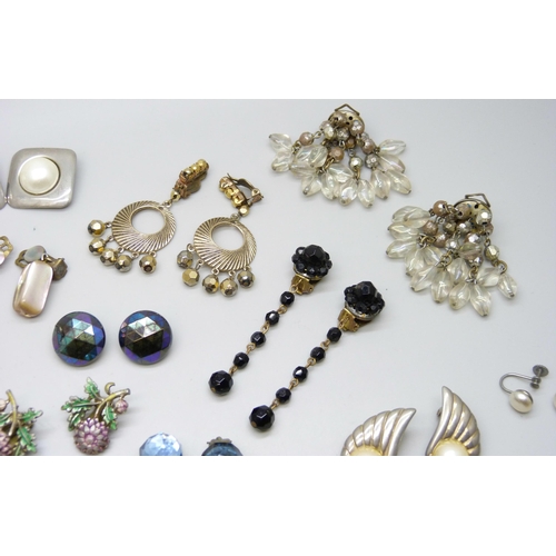 7114 - Twenty two pairs of vintage clip on and screw back earrings