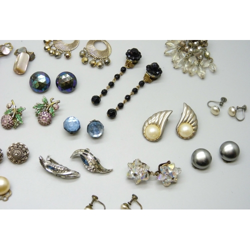 7114 - Twenty two pairs of vintage clip on and screw back earrings