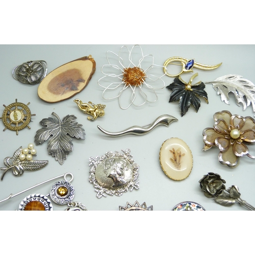 7118 - A collection of costume brooches