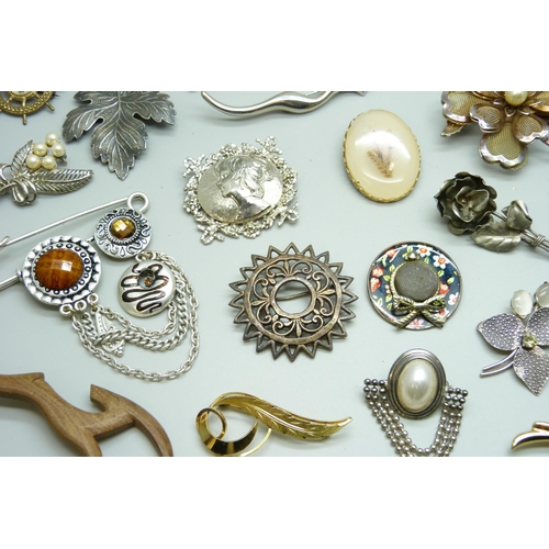 7118 - A collection of costume brooches