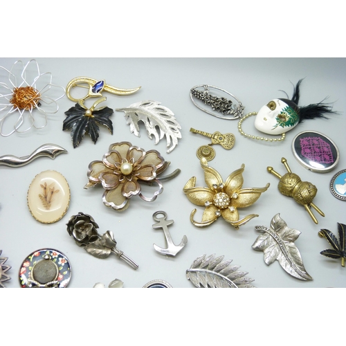 7118 - A collection of costume brooches