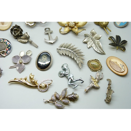 7118 - A collection of costume brooches