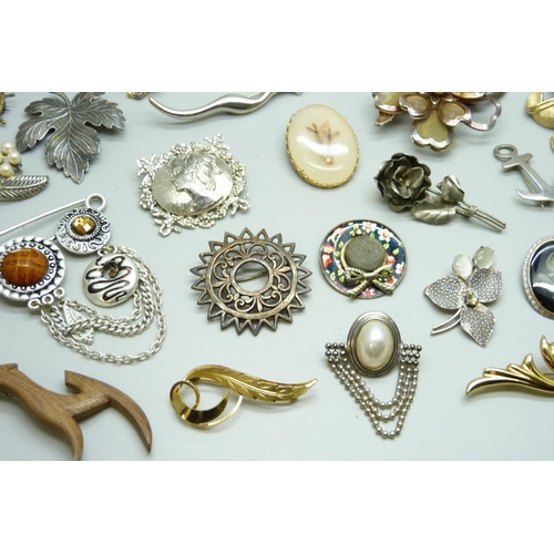 7118 - A collection of costume brooches