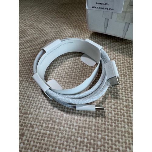 6069 - Six Apple 1 metre charging cables: five USB-C to lightning and one 60W USB-C charging cable *This lo... 