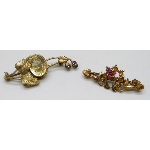 7122 - A Bohemian garnet bangle (lacking some stones) and two plated brooches including a Victorian example... 