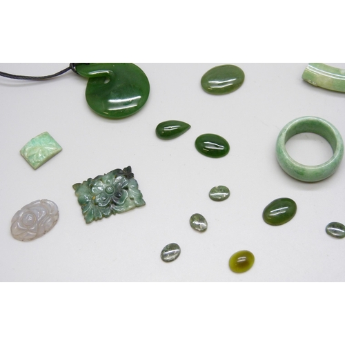 7123 - A collection of green gemstones and other pieces including jade