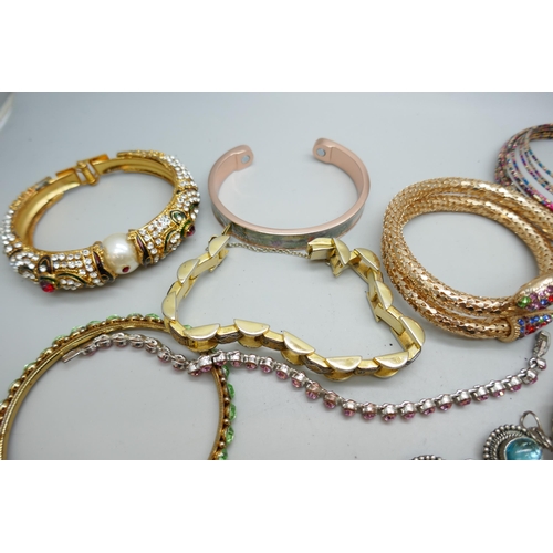 7130 - A collection of costume bracelets and bangles