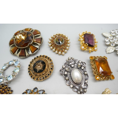 7131 - A collection of costume brooches