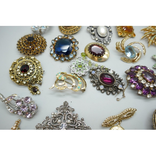 7131 - A collection of costume brooches